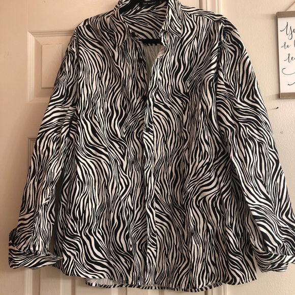 Trending over sized shirt - Picture 2 of 4